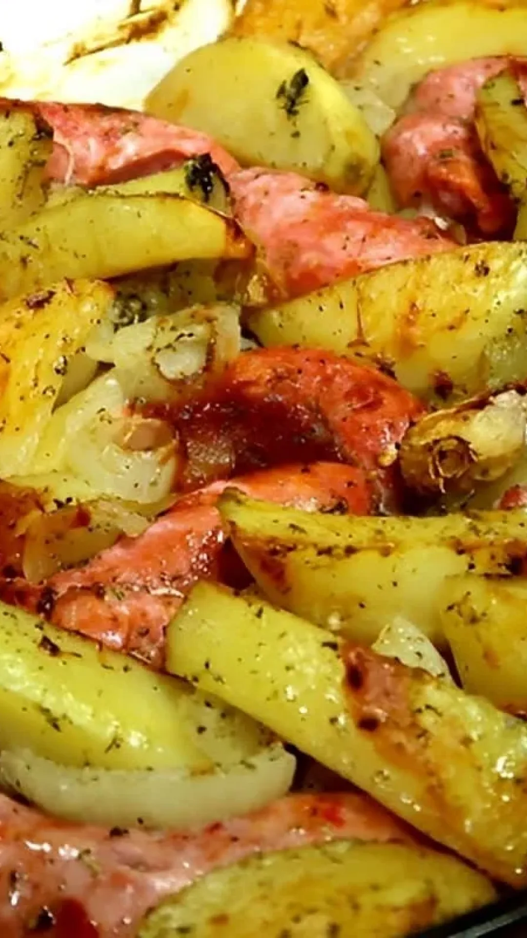 Linguiça assada com batatas no forno uma receita muito prática e fácil para o dia a dia