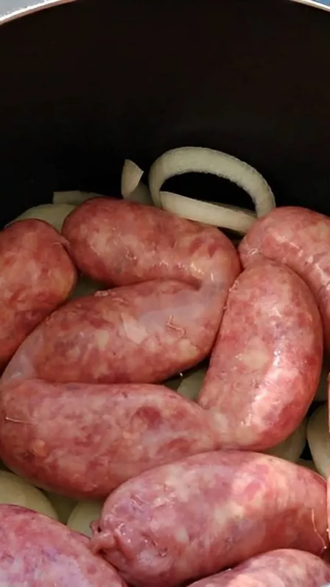 Linguiça assada na panela de pressão com cebola um prato simples e muito fácil de preparar