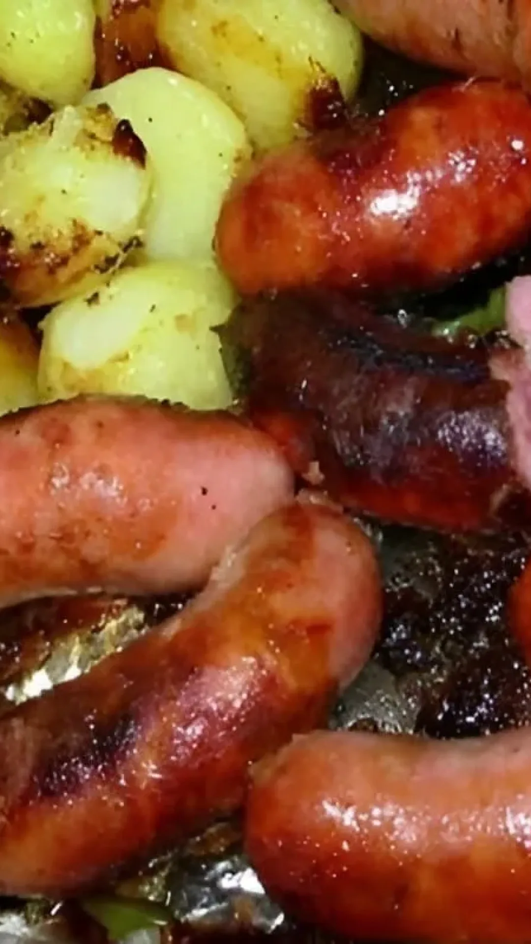 Linguiça assada no forno com batatas um almoço prático e fácil de preparar