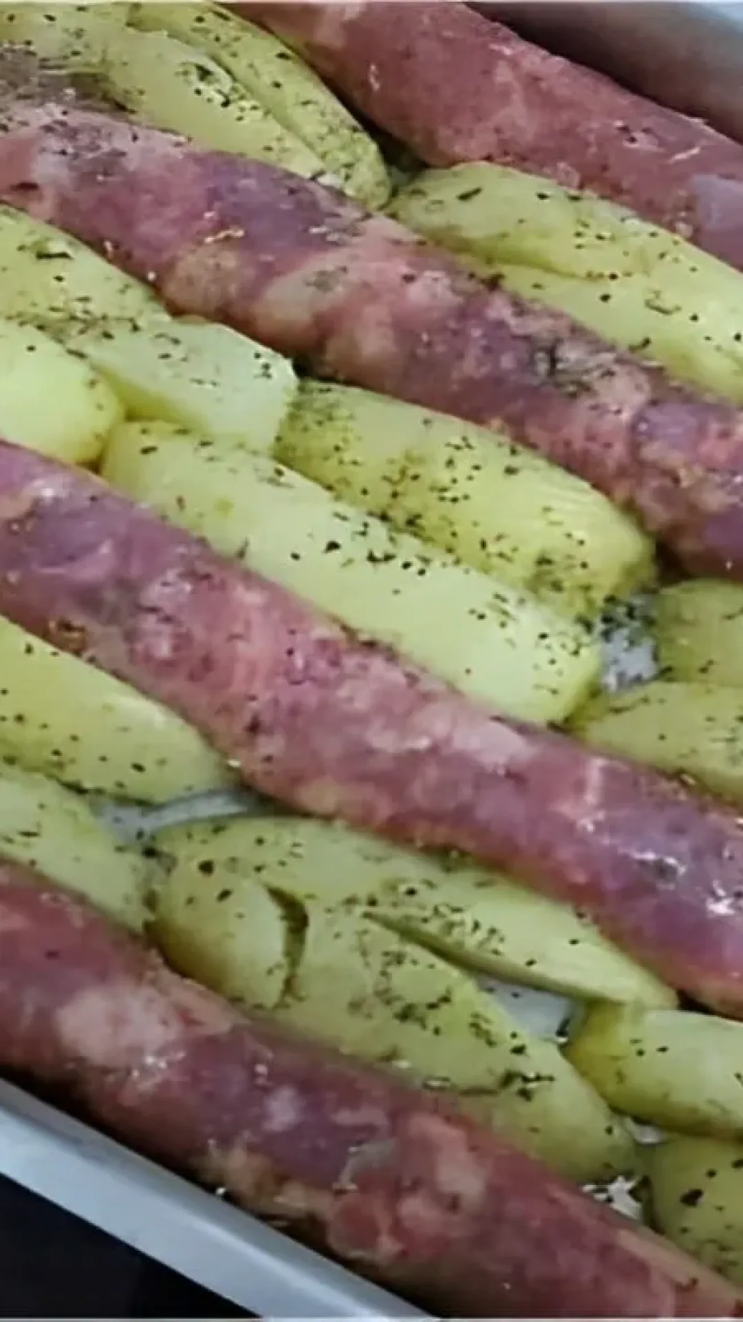 Linguiça com batata assada no forno fácil e prática para qualquer dia da semana