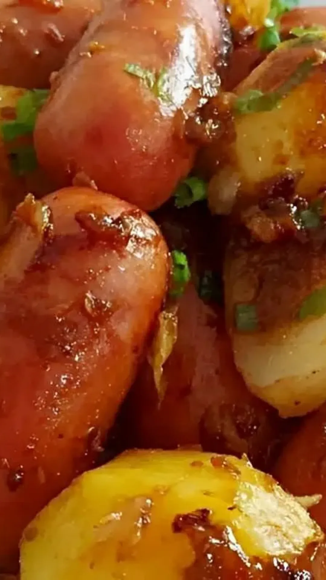 Linguiça com batata assada no forno um almoço maravilhoso para o dia das mães