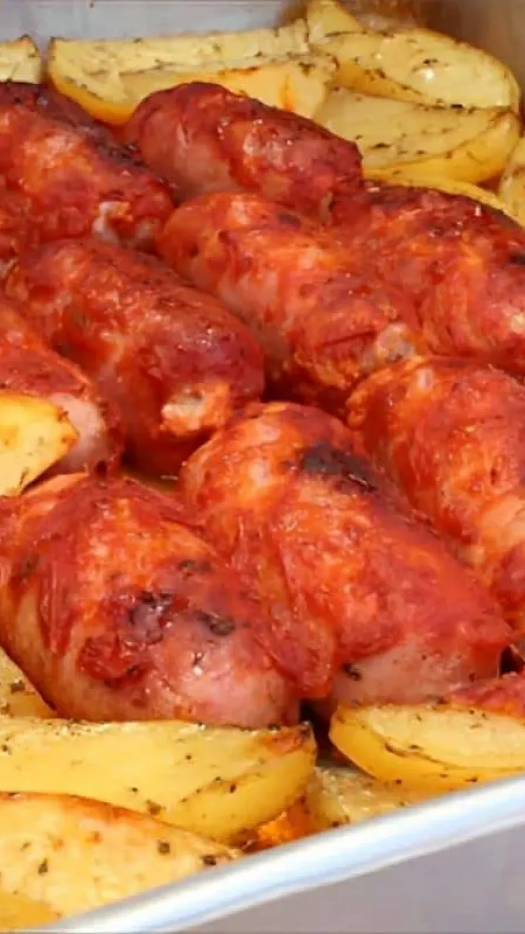 Linguiça com batata no forno temperada com molho de tomate uma delícia para o almoço ou o jantar