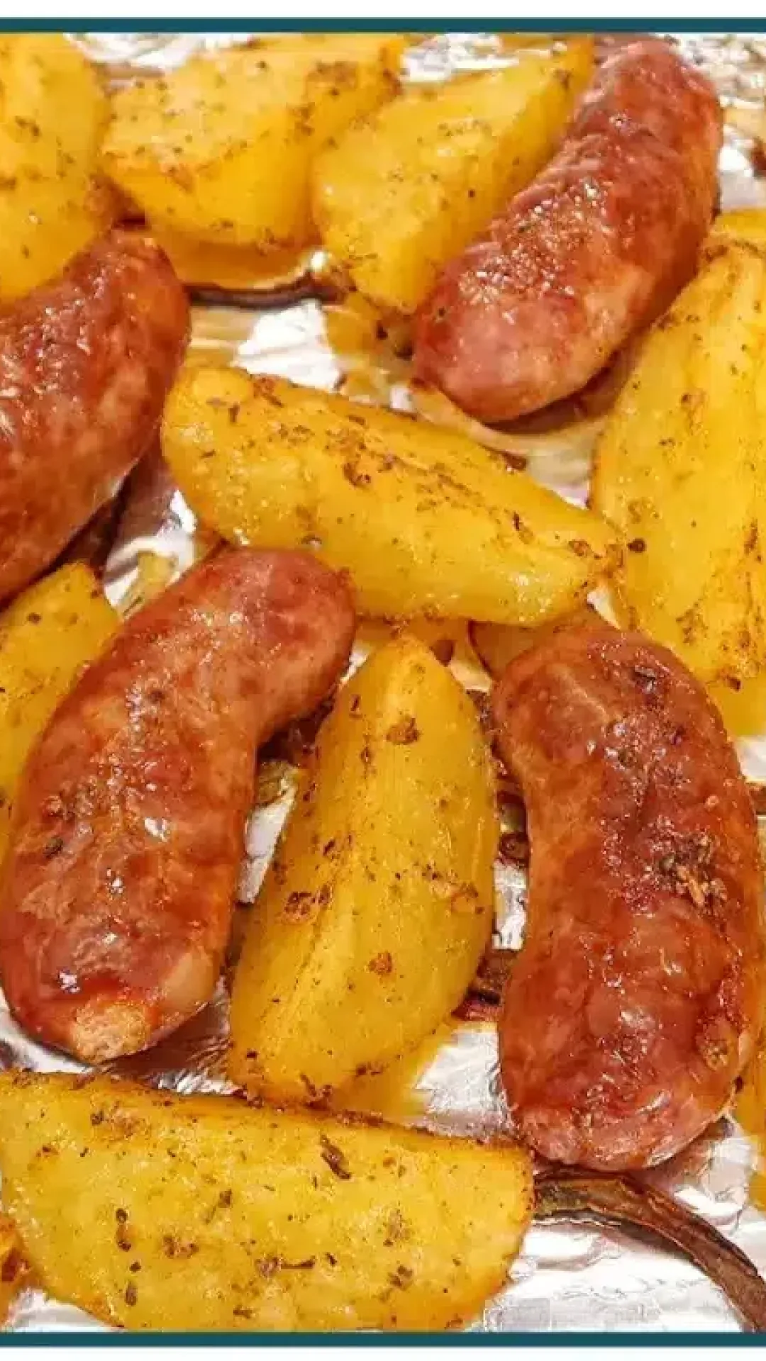Linguiça com batata preparada no forno com um tempero especial que fica muito suculento
