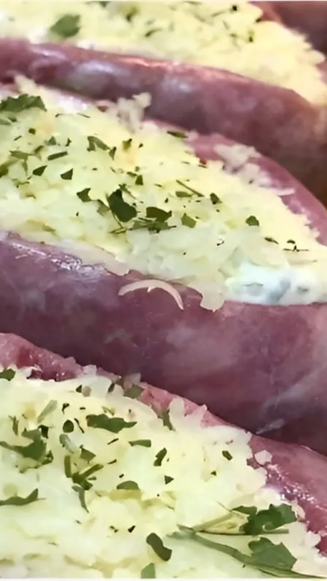 Linguiça toscana recheada com queijo assada no forno fácil e deliciosa