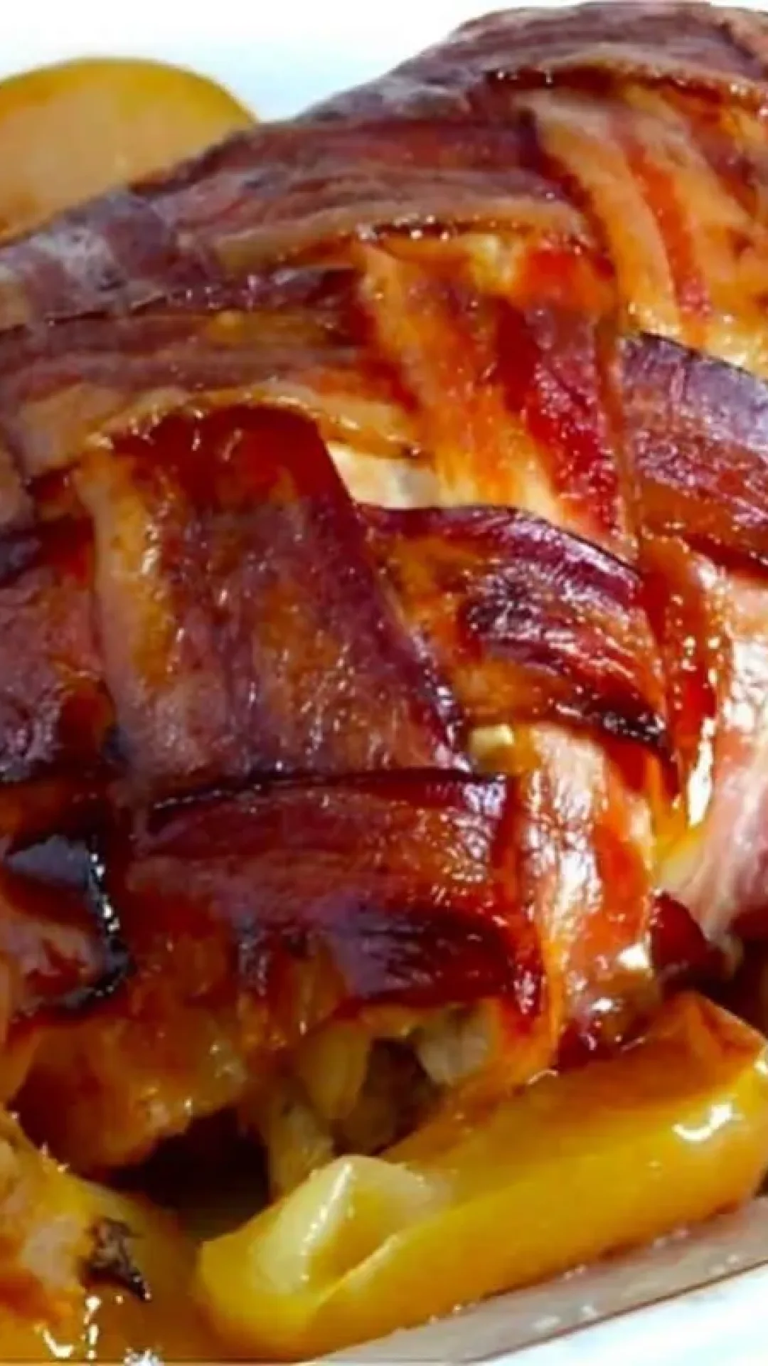 Lombo assado no forno com camada externa de bacon uma delícia perfeita para o seu natal