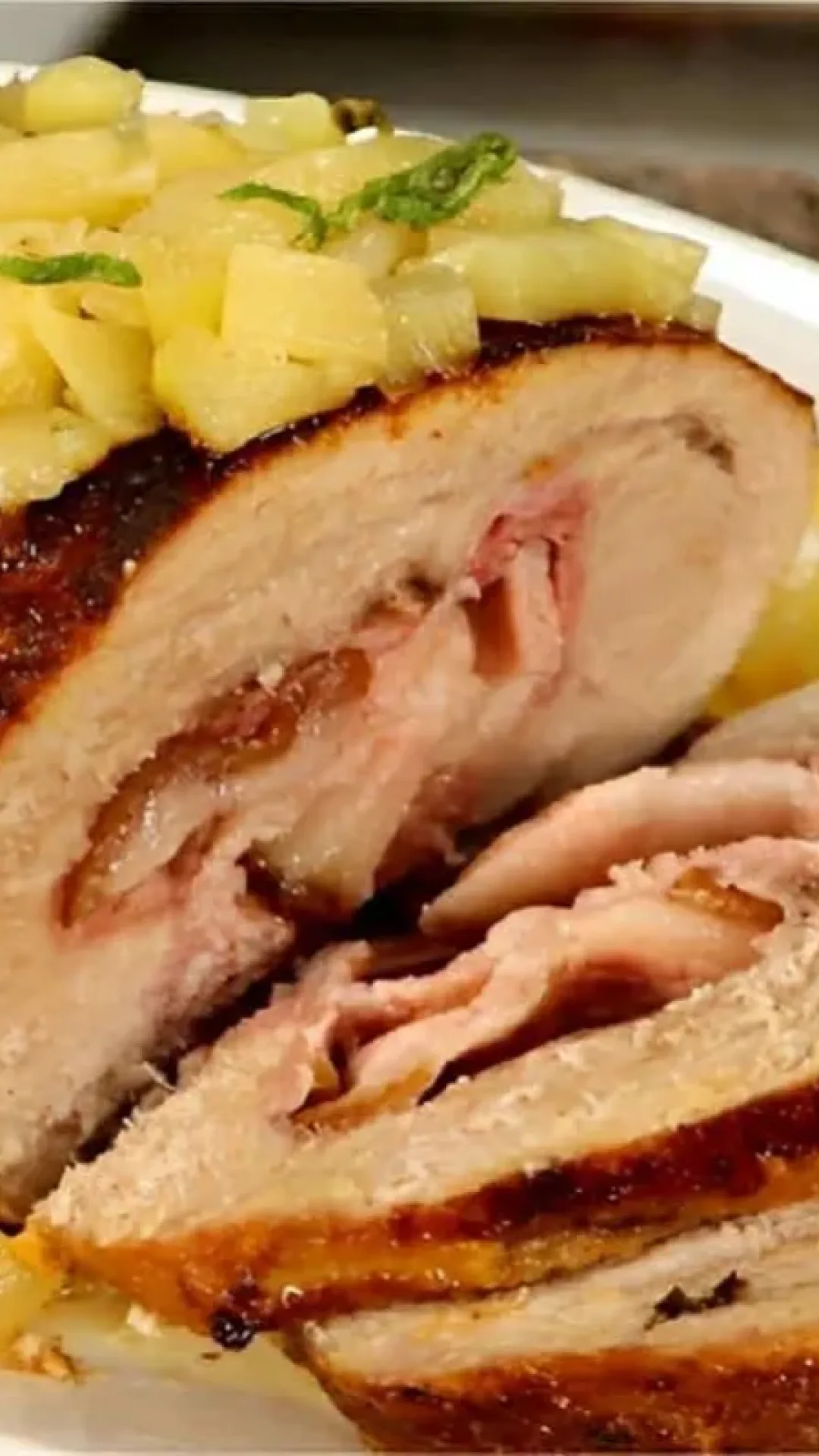 Lombo assado recheado com calda de abacaxi um prato maravilhoso para servir nesse natal