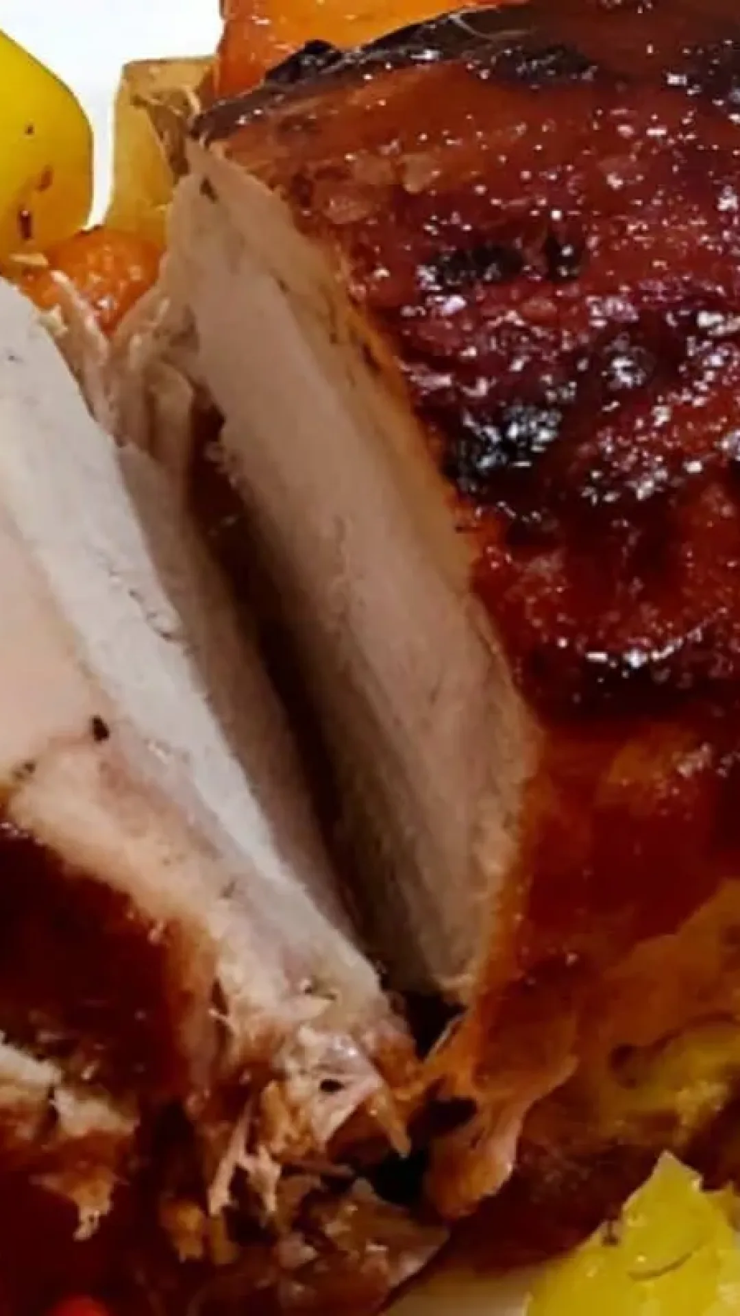Lombo de porco assado fica bem suculento e toda família vai amar perfeito pro almoço de páscoa