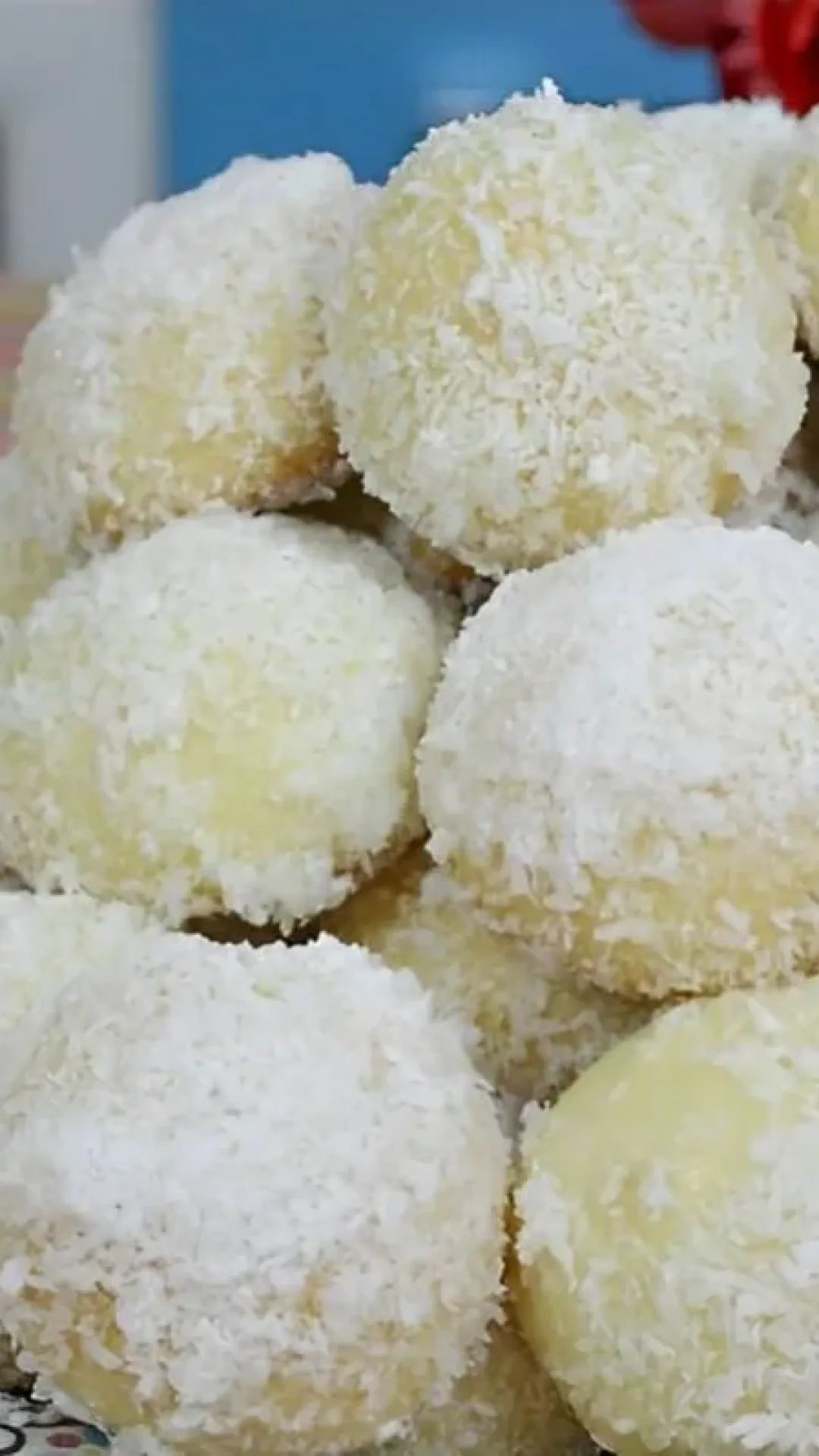 Lua de mel um pãozinho recheado bem fofinho banhado na calda e empanado no coco ralado