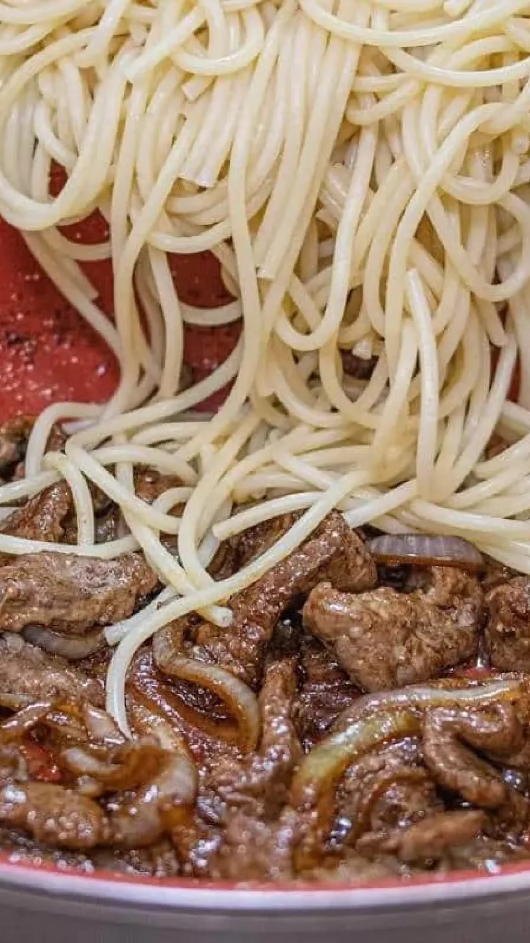Macarrão ao bife acebolado cheio de sabor que faço quando estou sem tempo para cozinhar