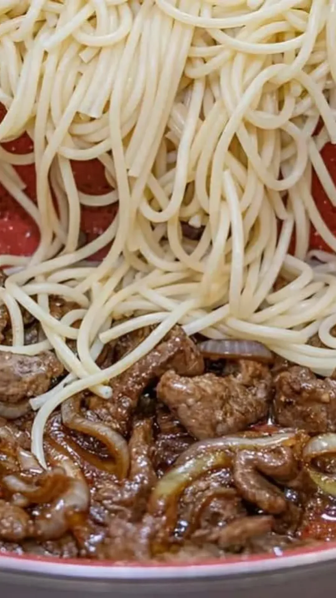 Macarrão ao bife acebolado um prato único prático e delicioso para variar o cardápio do dia a dia