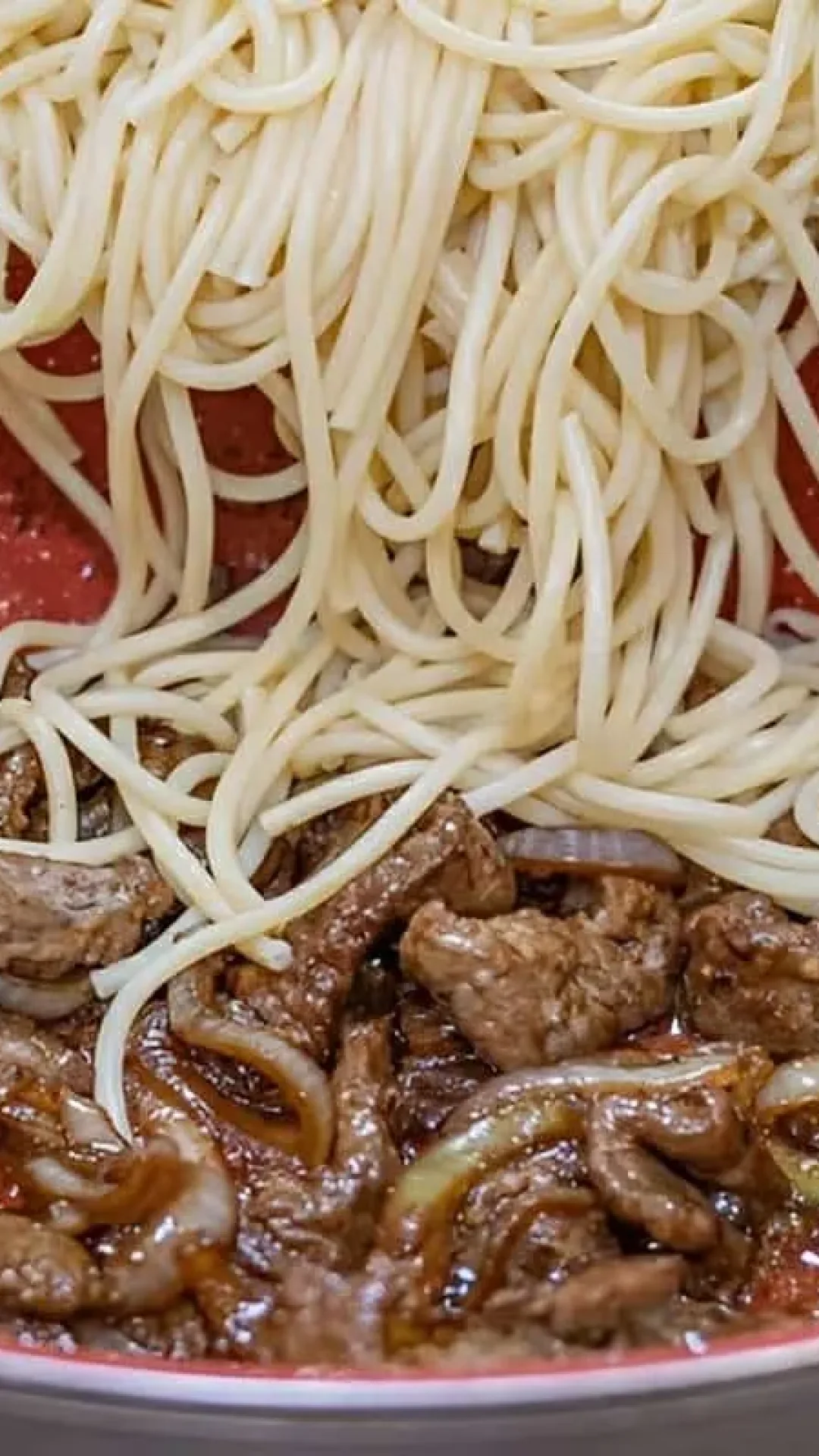 Macarrão ao bife acebolado uma receita simples e deliciosa que vai agradar toda a família