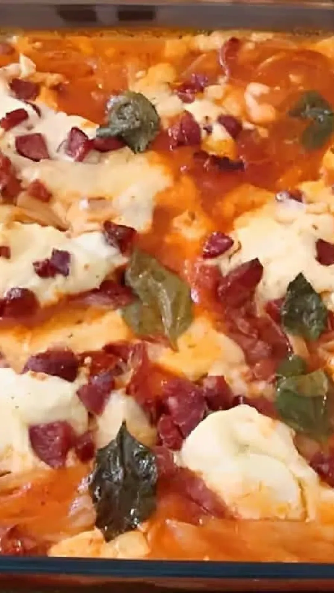 Macarrão ao forno ou macarrão de preguiçoso é só colocar os ingredientes na assadeira e assar