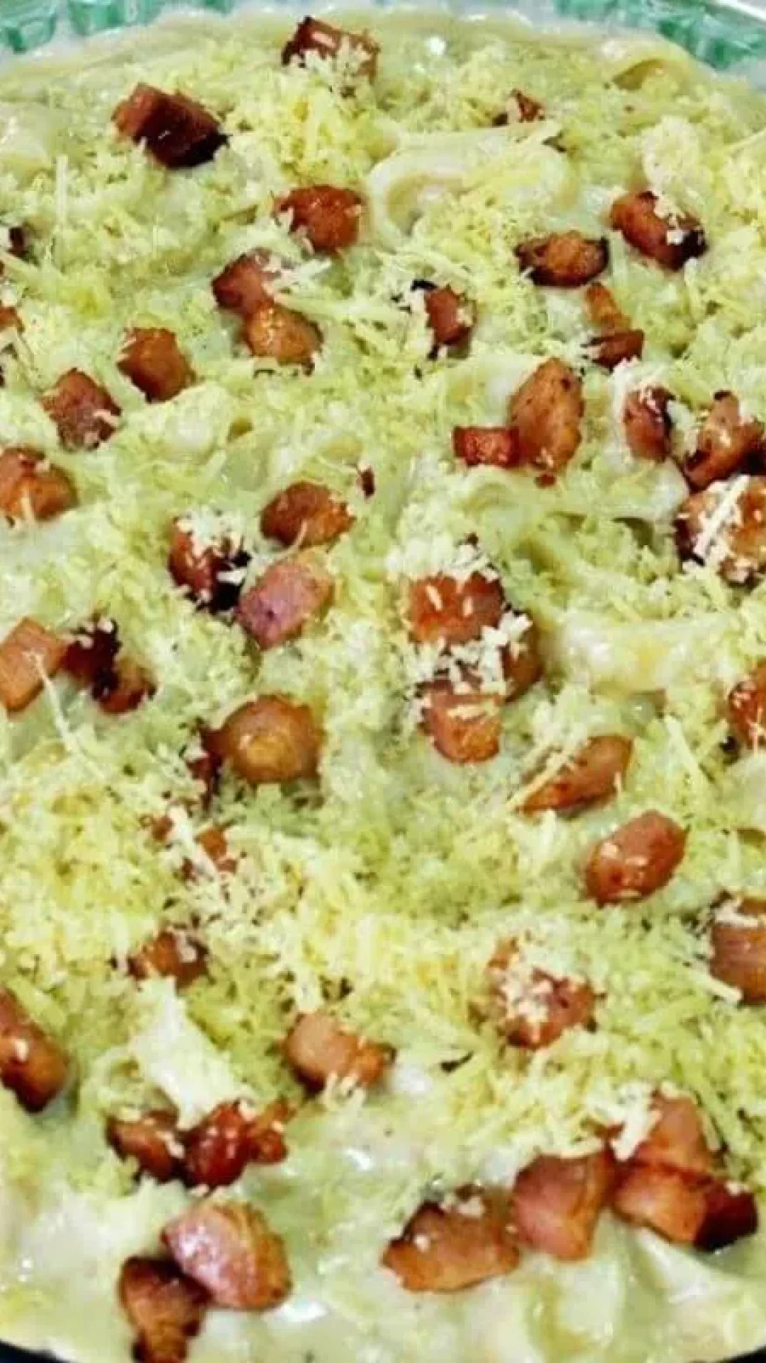 Macarrão ao molho branco com bacon é a macarronada mais saborosa da semana