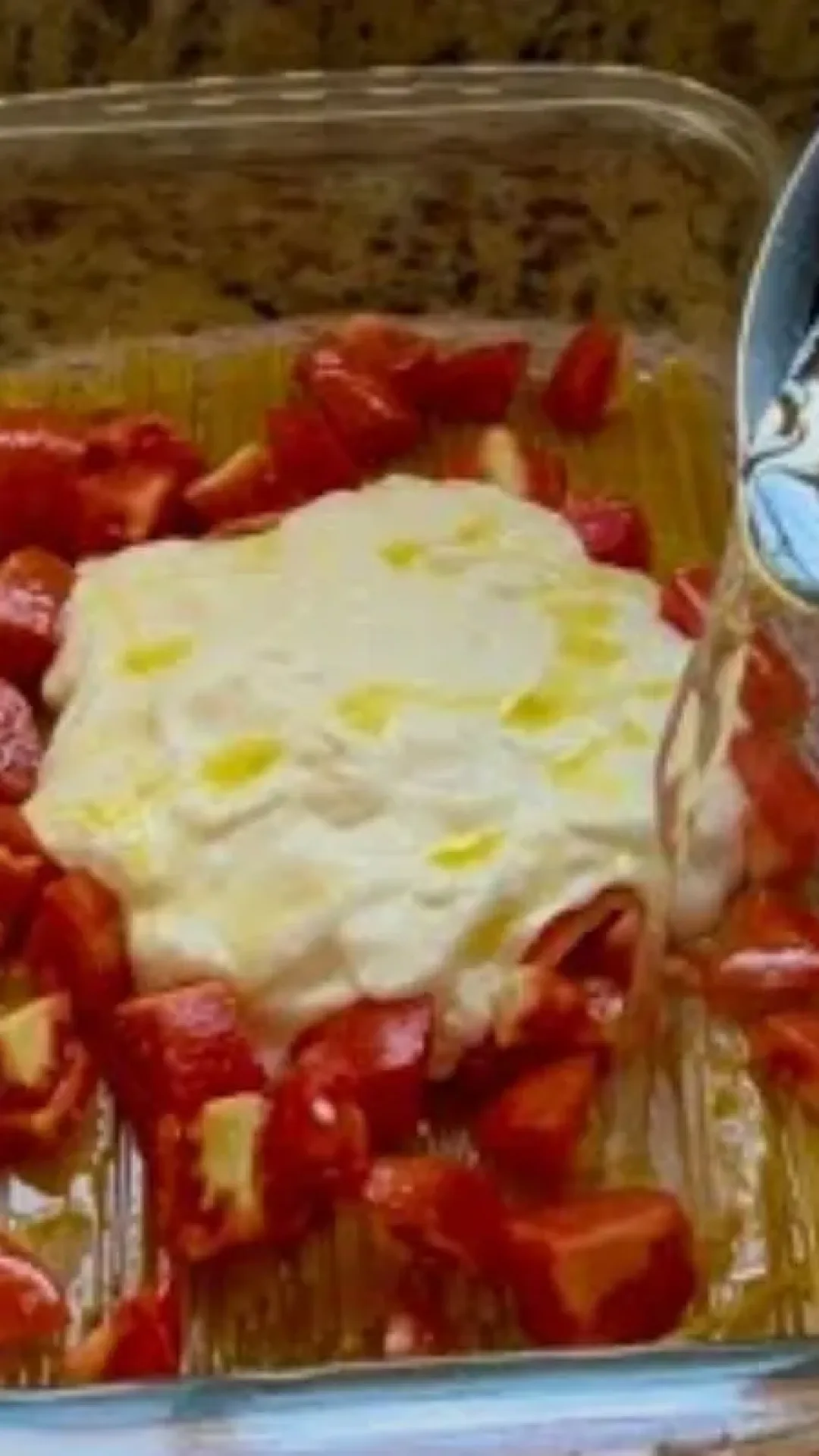 Macarrão assado cremoso com queijo derretendo e um sabor que todo mundo vai querer repetir