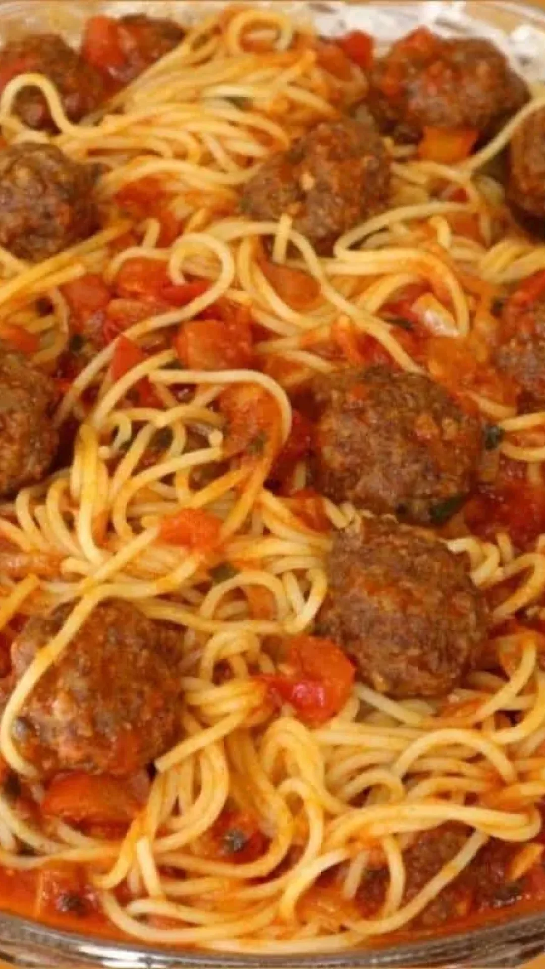 Macarrão com almôndegas caseiras ao molho de tomate suculento que a criançada vai adorar comer