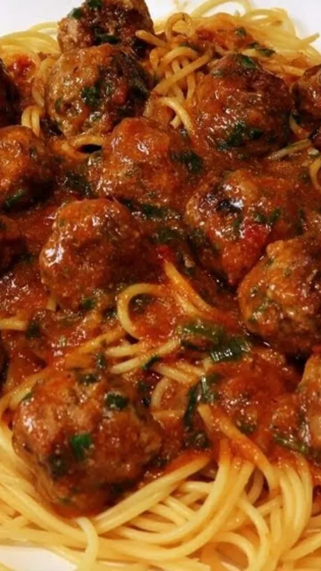 Macarrão com almôndegas, um prato clássico com um molho de tomates suculento e saboroso, ideal para o seu almoço