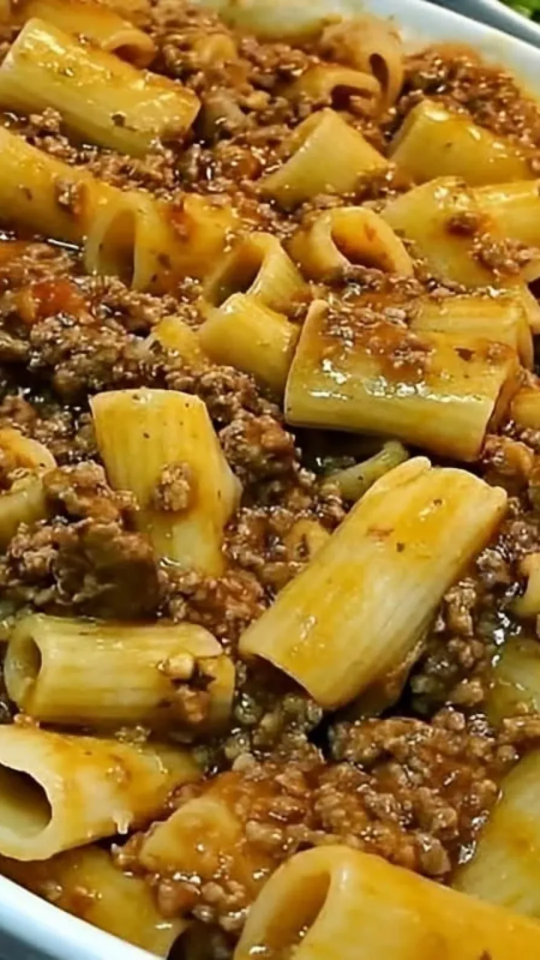Macarrão com carne moída suculento e apetitoso perfeito para o almoço de domingo