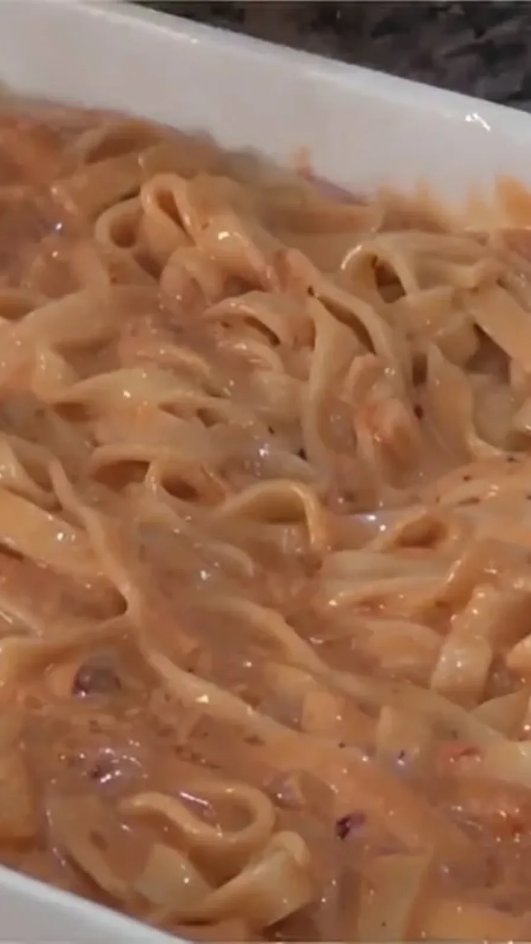 Macarrão com creme de leite e molho de tomate perfeito para o almoço do dia a dia
