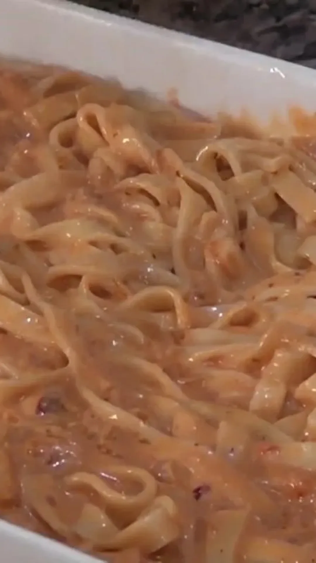 Macarrão com creme de leite e molho de tomate simples e delicioso para a refeição do dia a dia