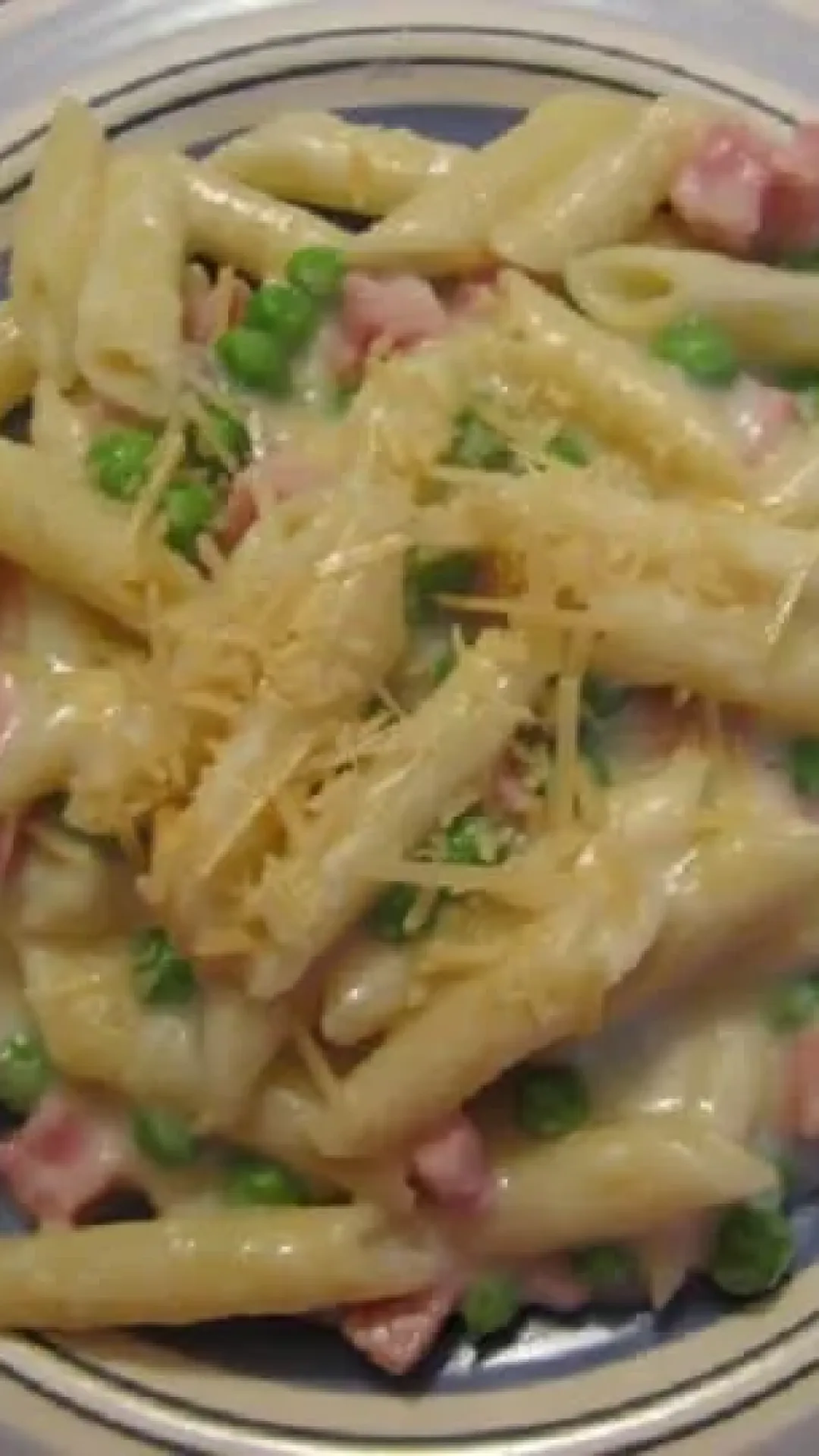 Macarrão com Molho Branco, Presunto e Ervilhas