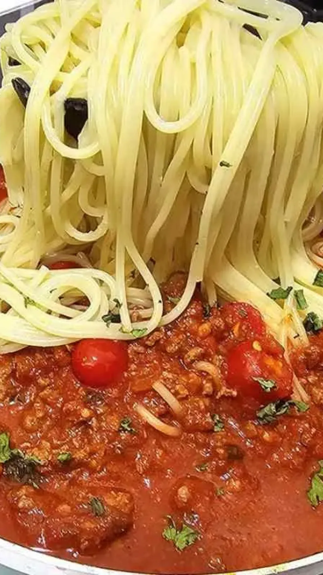 Macarrão com molho caseiro para fazer bem rapidinho para o almoço de domingo
