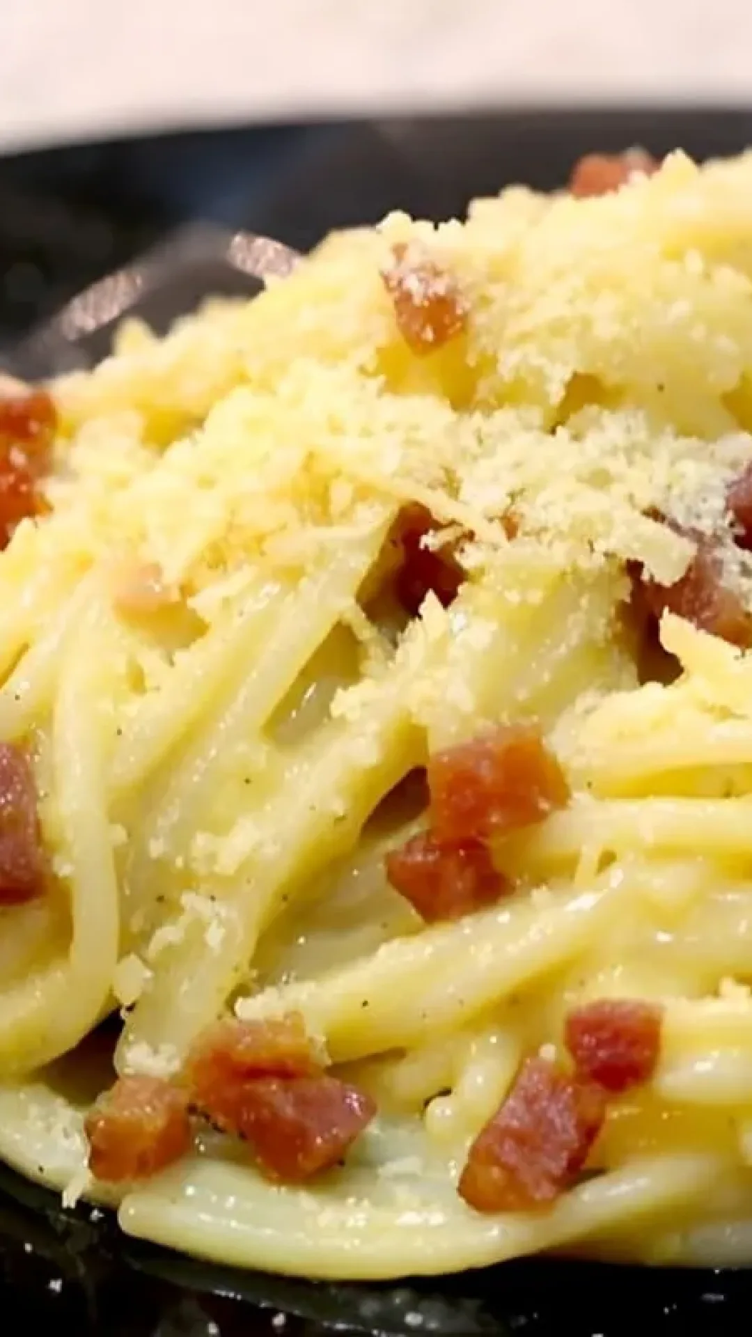 Macarrão com ovos e bacon ou macarrão à carbonara de um jeito simples e prático