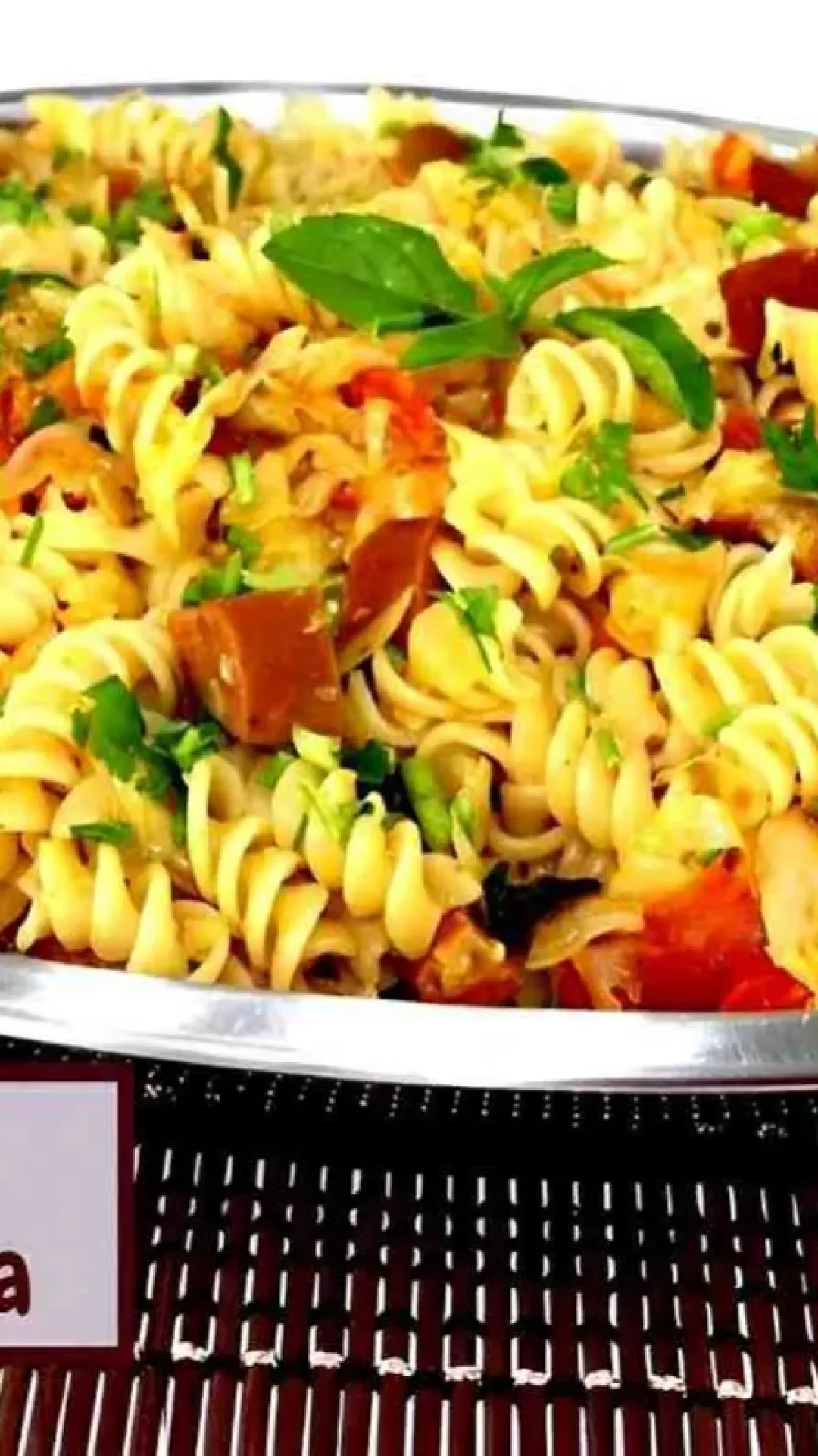 Macarrão com repolho e linguiça: um prato único econômico e completo para a refeição de toda a família