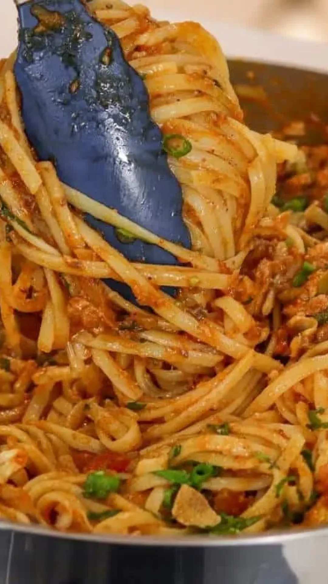 Macarrão com sardinha: fica pronto em poucos minutos e não fica grudado na panela
