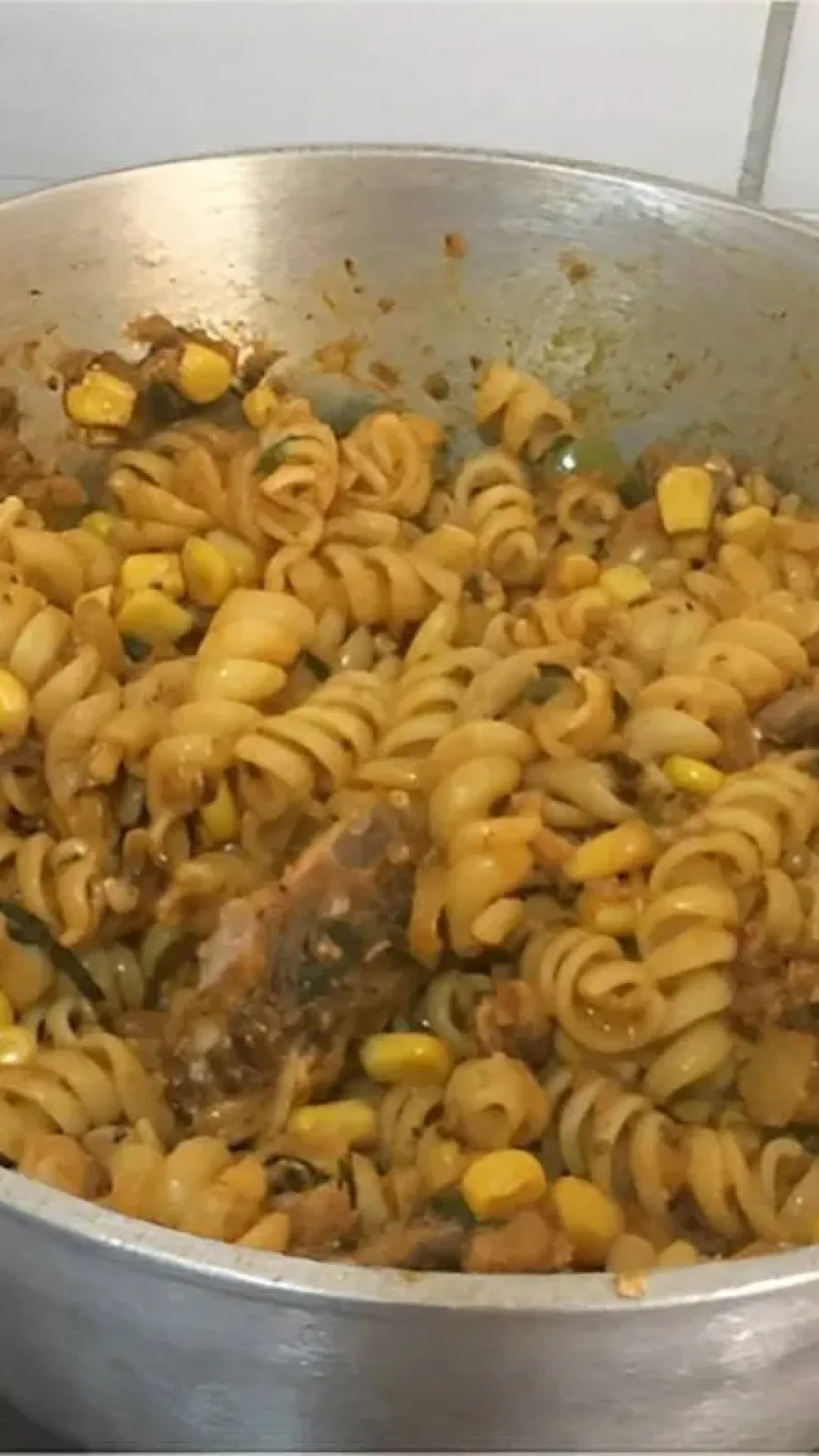 Macarrão com sardinha simples e fácil feito com  ingredientes que você tem no armário