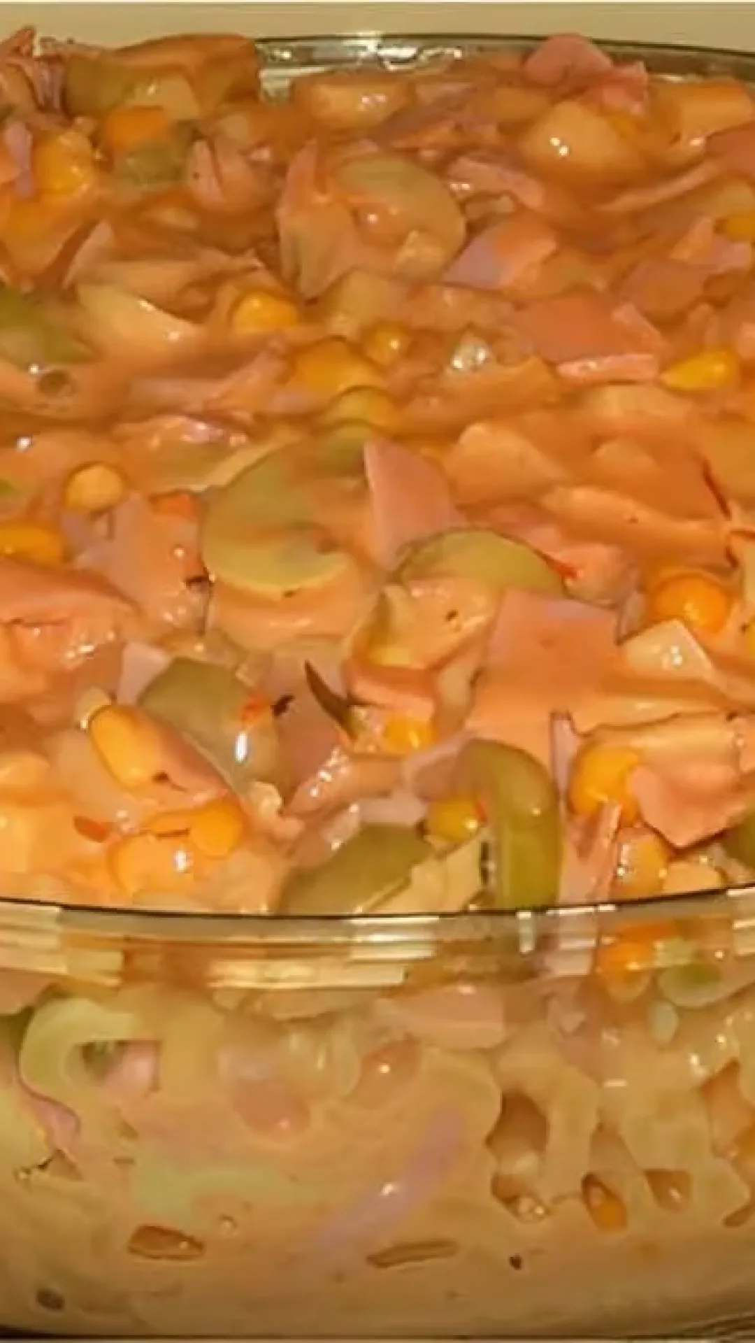 Macarrão com tudo dentro transforma as sobras da geladeira em um prato delicioso