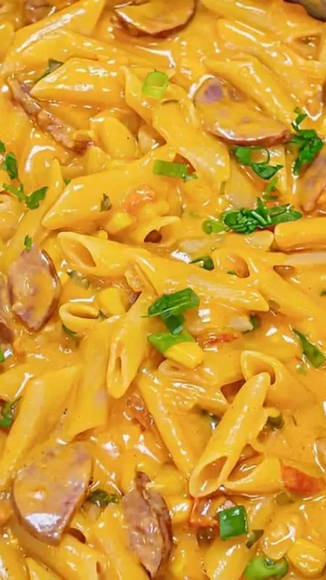Macarrão cremoso com calabresa feito em uma panela só simples e rápido para o dia a dia