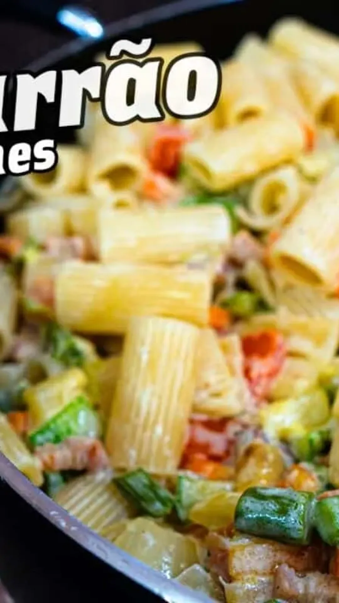 Macarrão cremoso com legumes no capricho para servir na hora do almoço