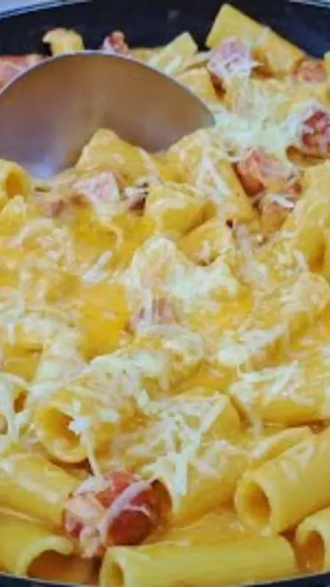 Macarrão cremoso com linguiça feito em uma só panela para um jantar rápido e gostoso