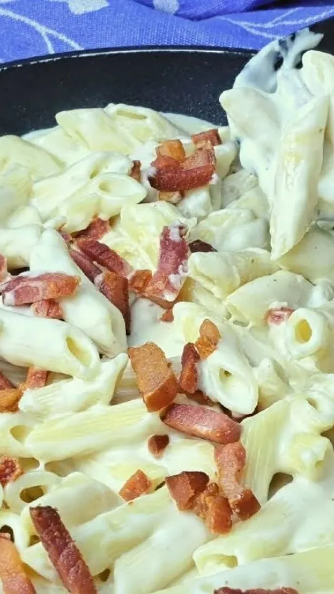 Macarrão cremoso com queijo e bacon para uma refeição rápida, irresistível e muito prática