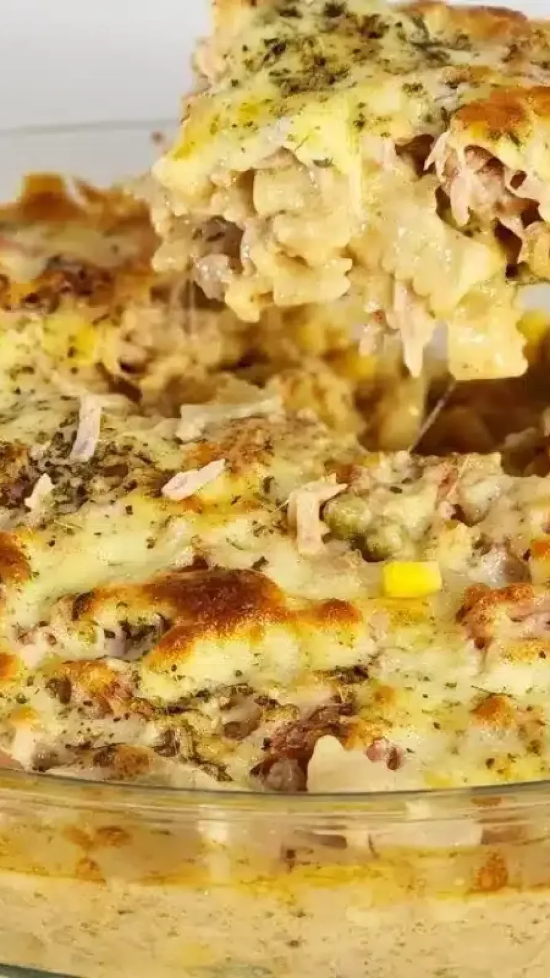 Macarrão cremoso de forno com queijo derretido e molho encorpado, um prato principal digno de elogios