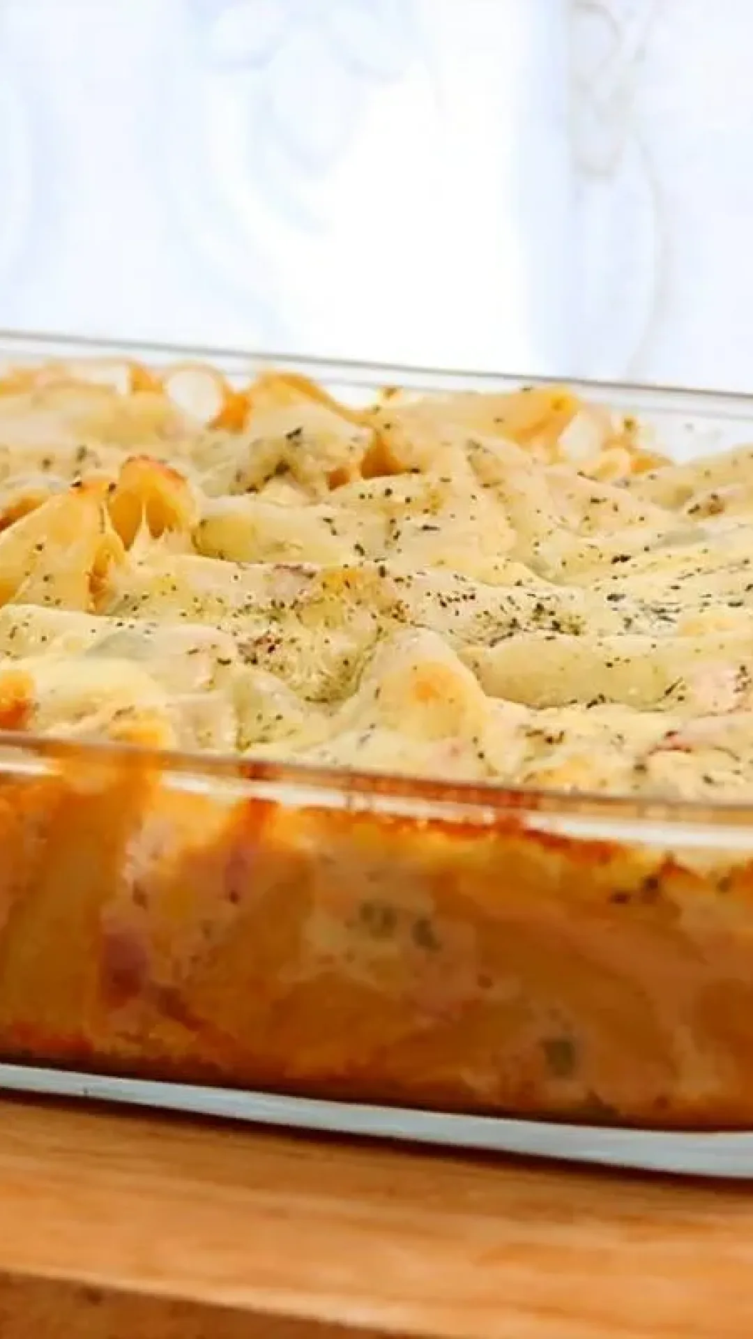Macarrão cremoso no forno com presunto e queijo fácil de fazer e perfeito para seu almoço ou jantar