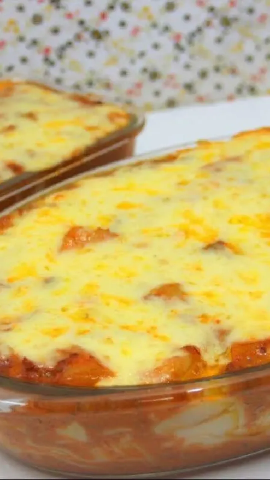 Macarrão de forno cremoso com bastante queijo para o almoço de domingo