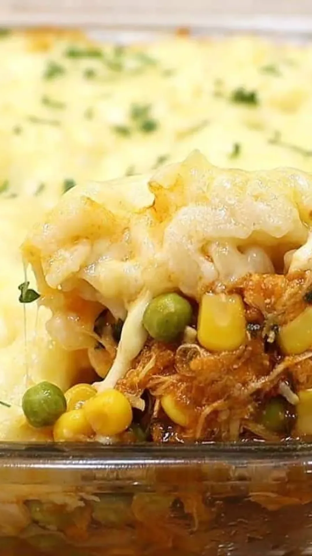 Macarrão de forno cremoso com frango: ótima pedida para prato principal do seu almoço
