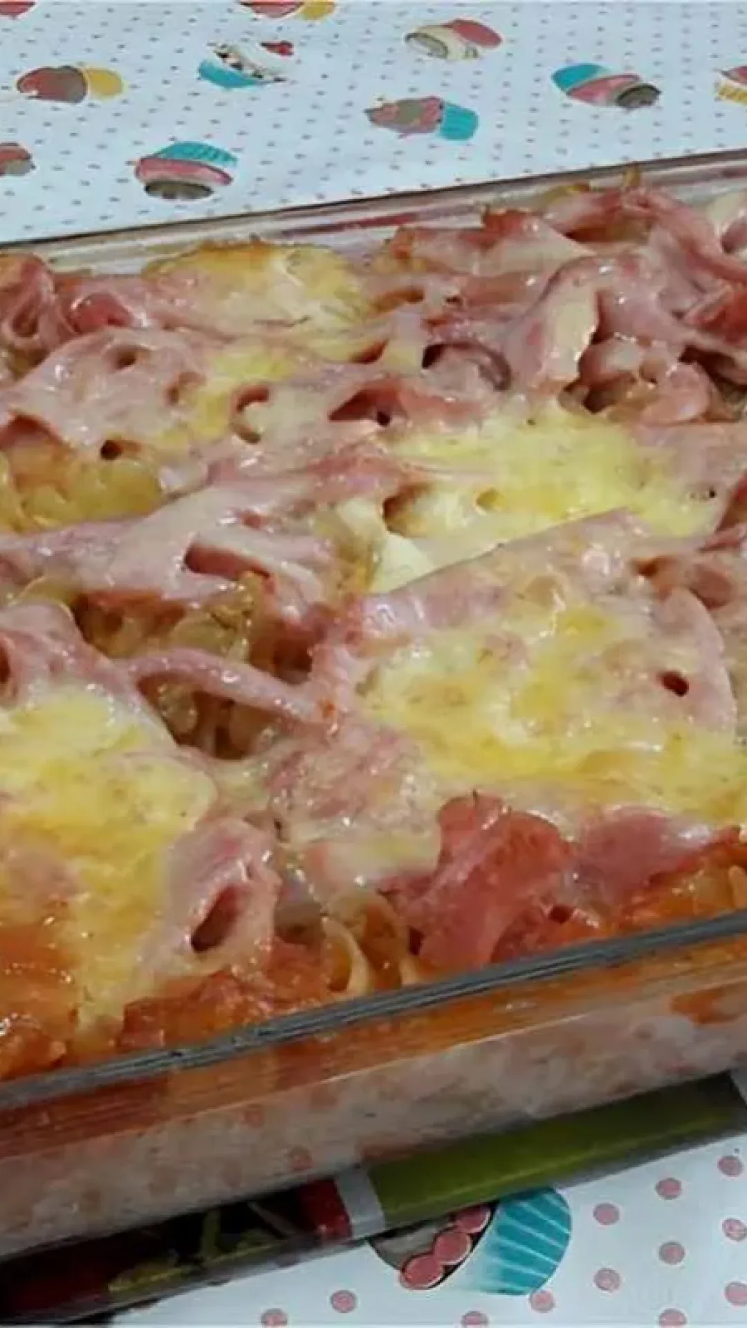 Macarrão de forno super fácil é só colocar o macarrão cru na forma juntar os demais ingredientes e assar