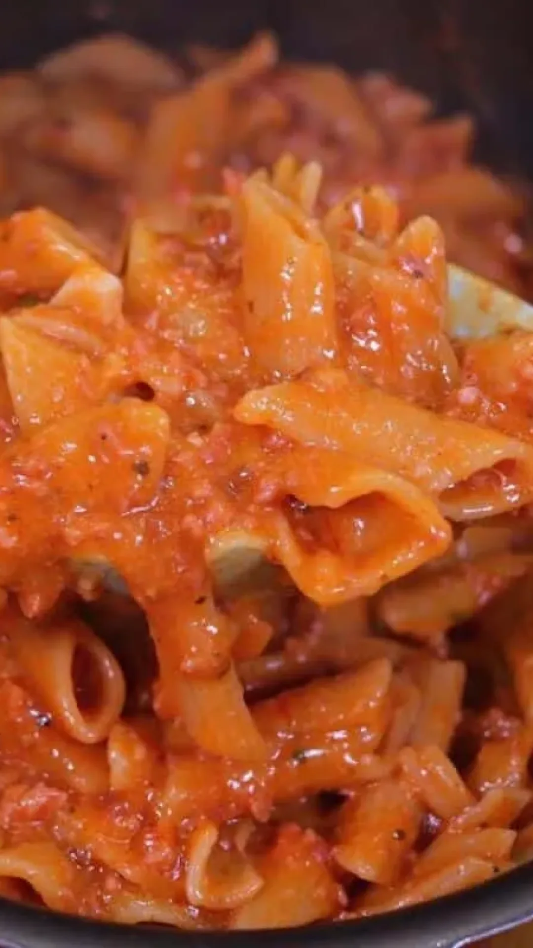 Macarrão de panela de pressão com molho cremoso: fica pronto bem rapidinho e todo mundo vai querer repetir o prato