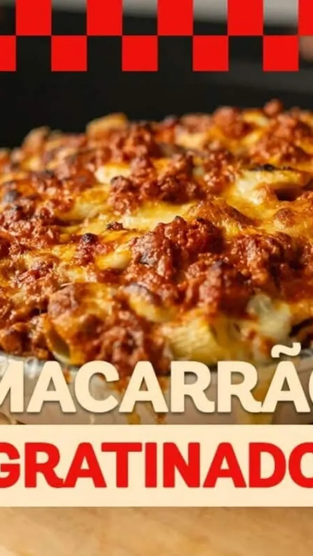 Macarrão gratinado à bolonhesa com muito queijo, para você servir naquela refeição especial