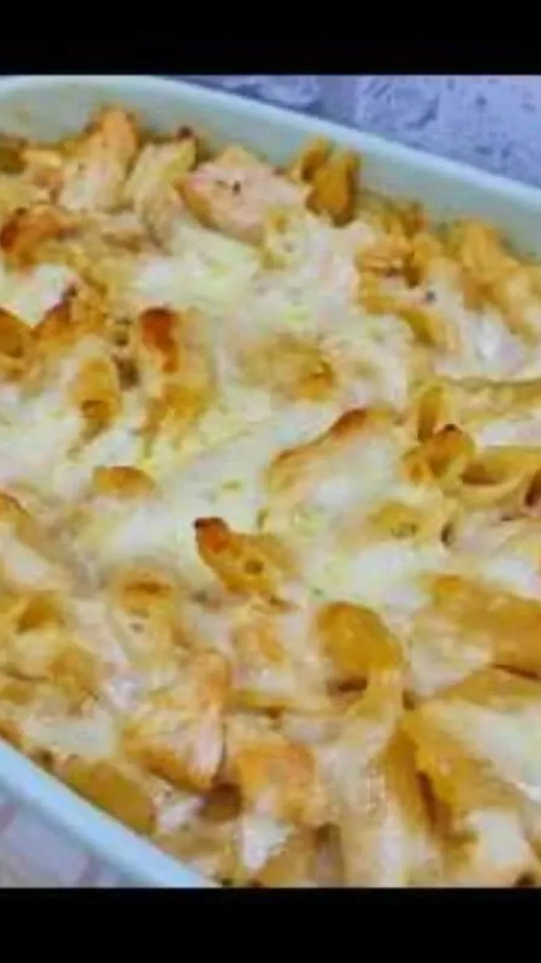 Macarrão gratinado com frango bem queijudo e com um molho divino, uma refeição incrível