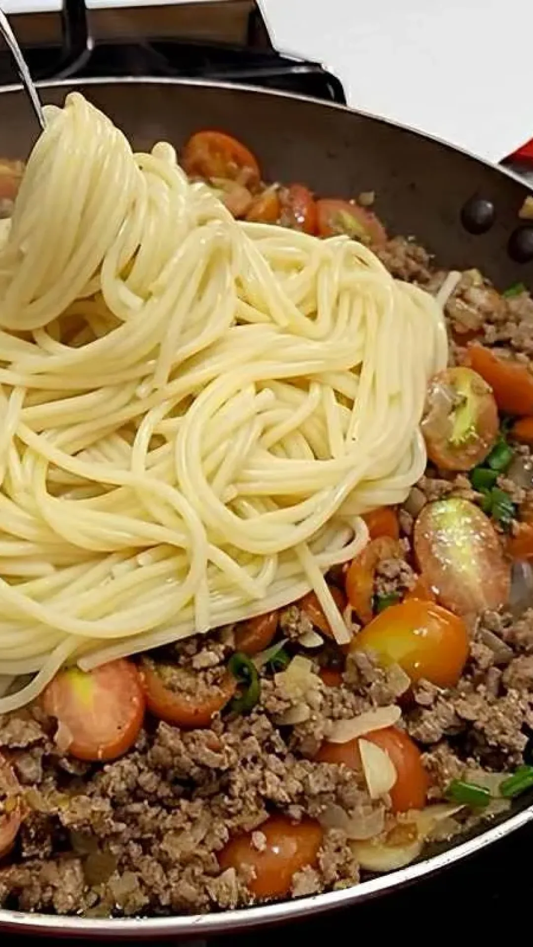 Macarrão na manteiga com carne moída e tomatinho uma delícia