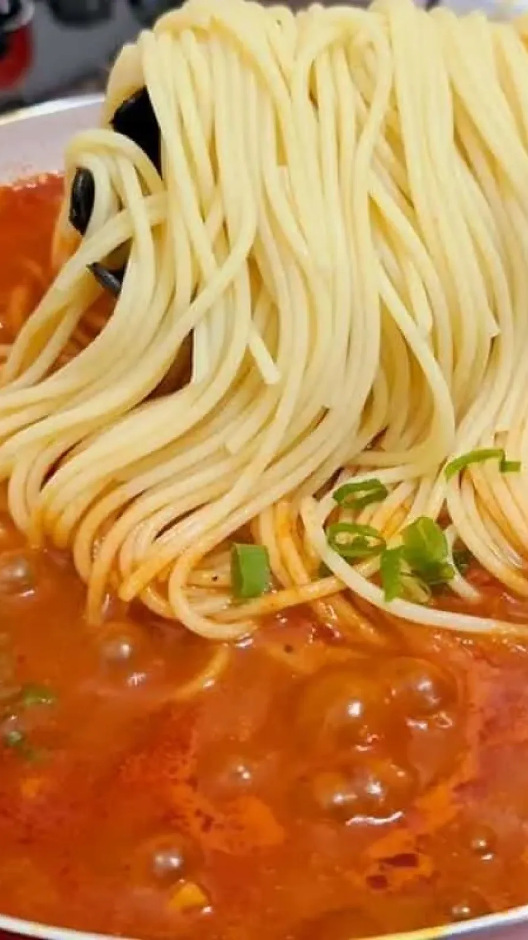 Macarrão rápido com um molho preparado de um jeito bem especial