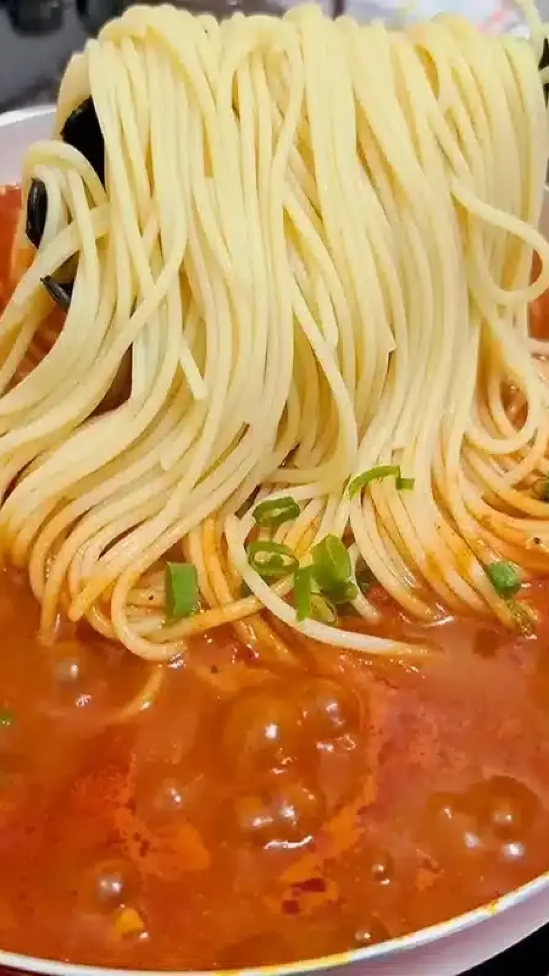 Macarrão rápido de fazer com molho de carne caseiro que fica soltinho e muito gostoso