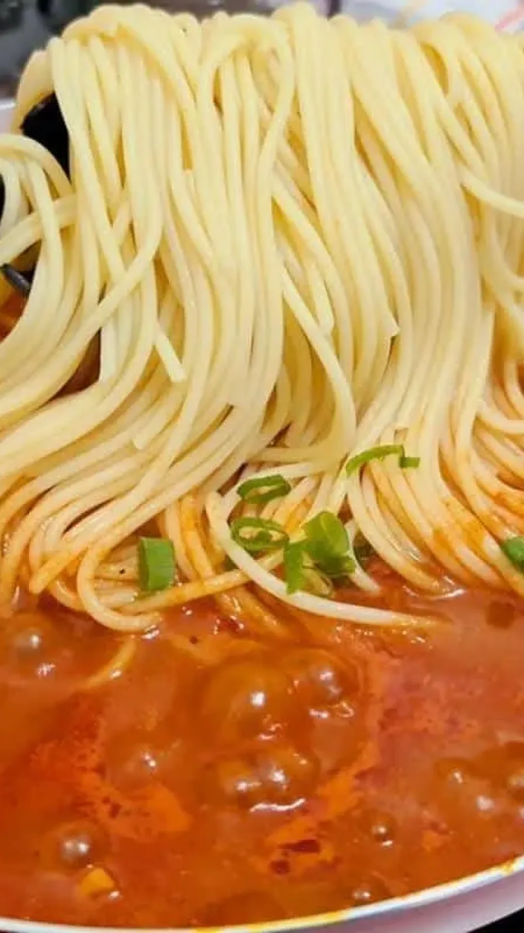 Macarrão rápido de fazer com molho temperado de um jeito especial