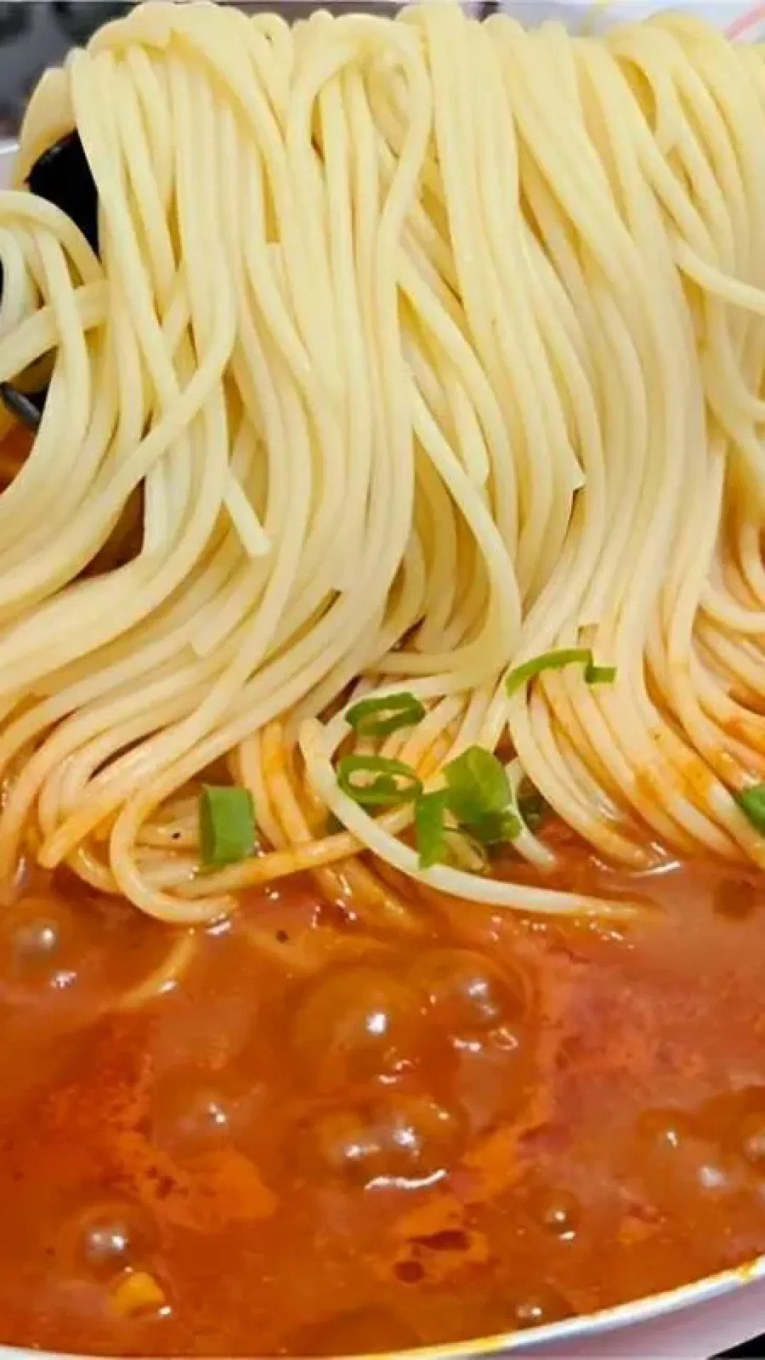 Macarrão rápido e feito com ingredientes simples que você tem no armário