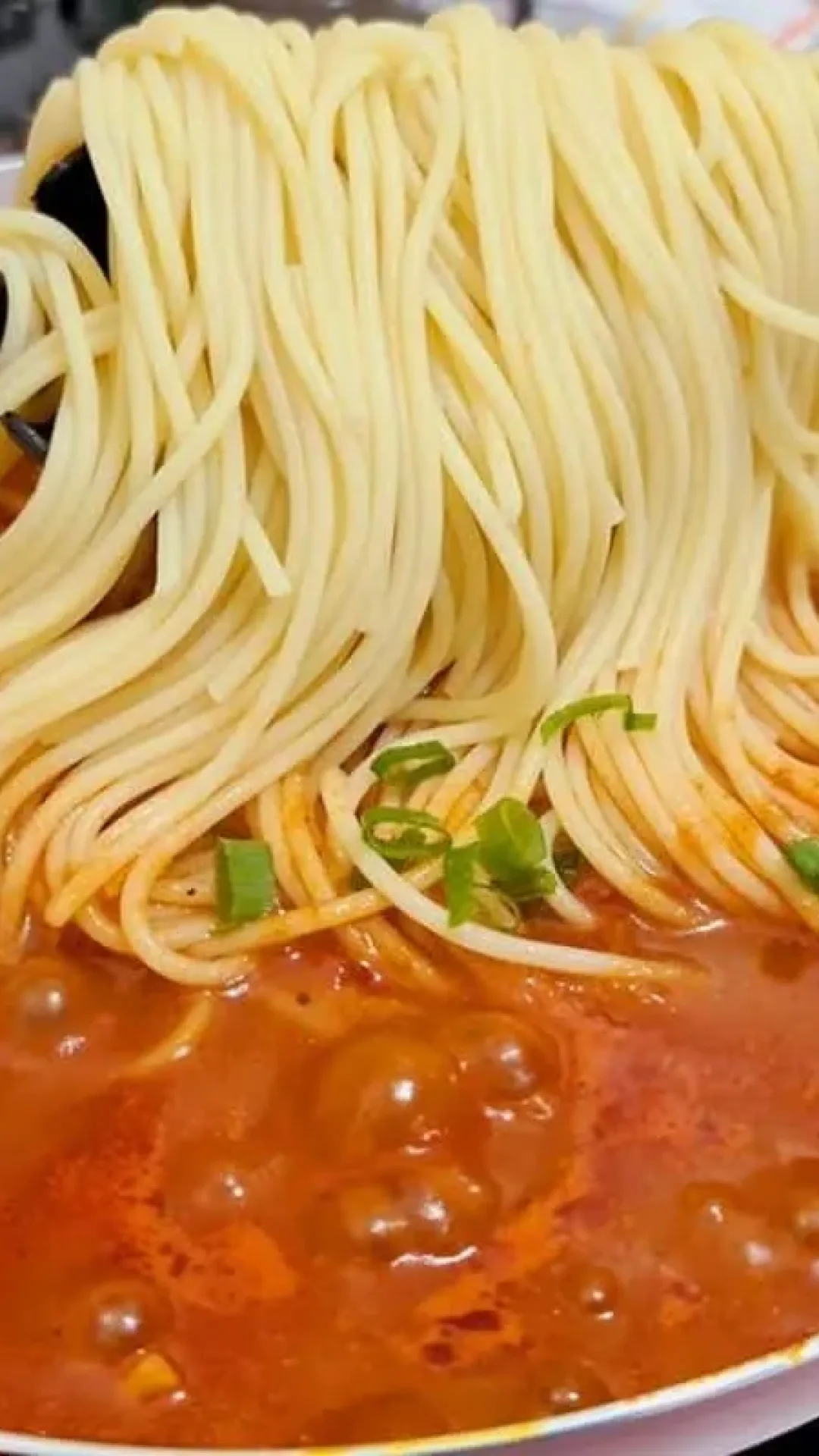 Macarrão rápido para o jantar de hoje! Vai tudo numa panela só e fica incrível