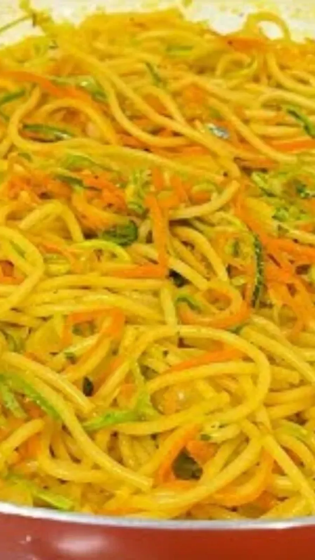 Macarrão soltinho com abobrinha e cenoura refogada, para uma refeição rápida e gostosa