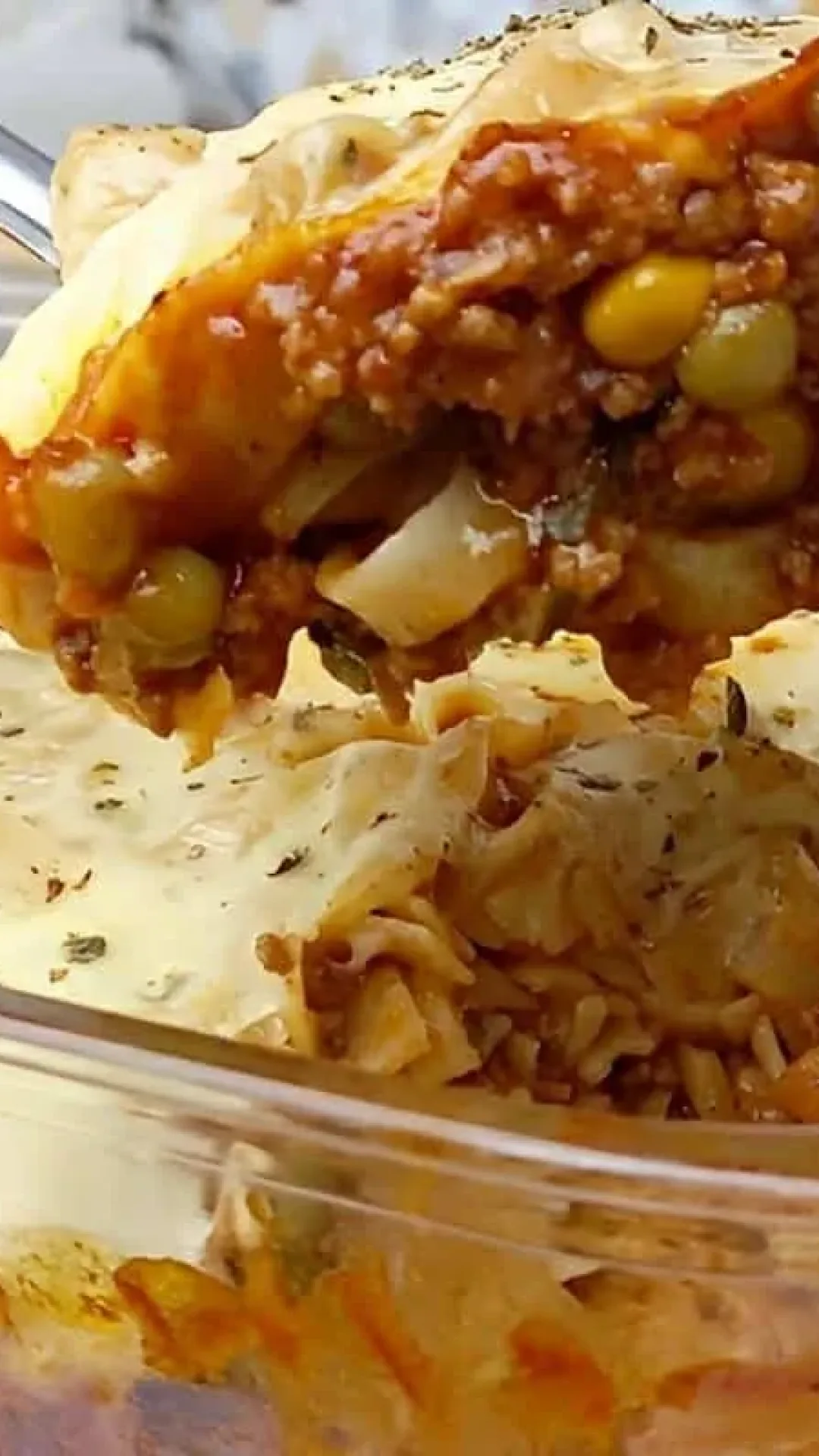 Macarronada de carne moída de forno um prato completo e delicioso para o almoço ou jantar